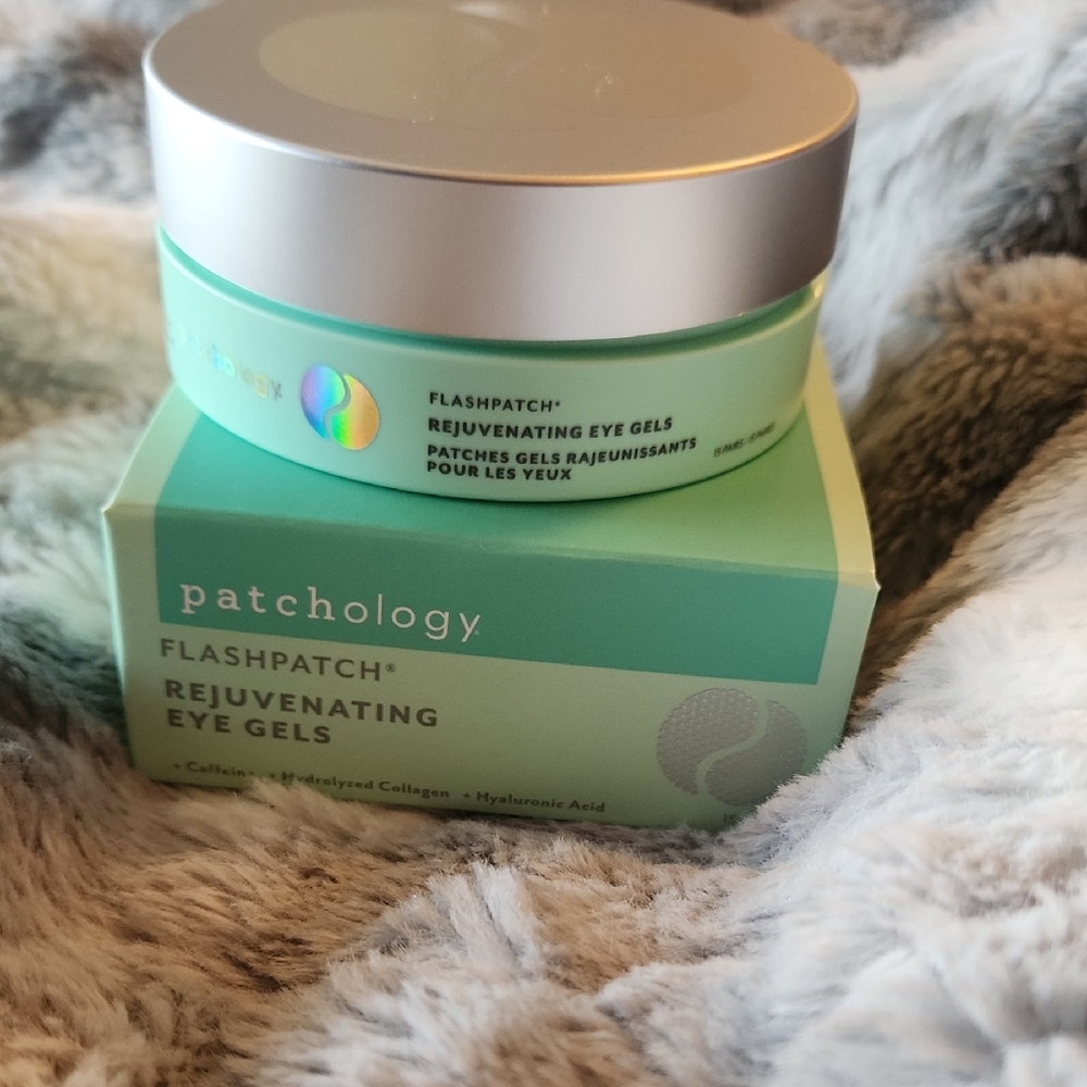 Green and Silver Skincare Mask with Minimalist Design